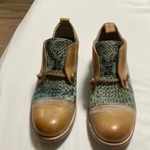 Freebird by Steve All Leather Mabel Turquoise and Tan Oxford Size 8